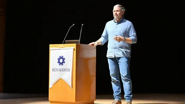 Mete Atatüre kimdir? Mete Atatüre eşi, sevgilisi kimdir? Duygu Sarışın Mete atatüre nasıl tanıştı?