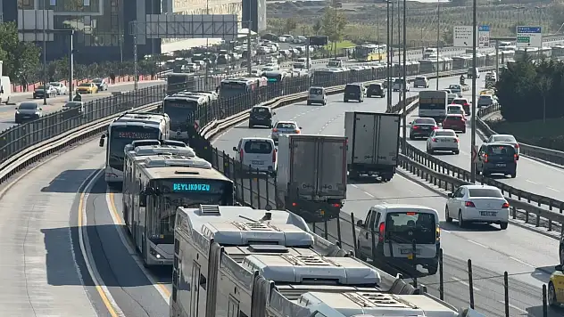 Metrobüsler çarpıştı: Yaralı var