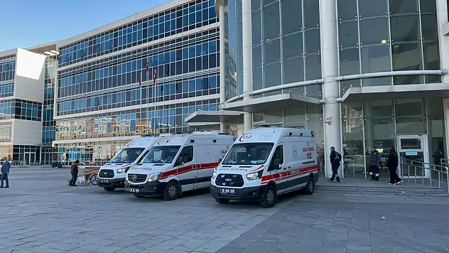 Mevlana Mahallesi'nde duruşma çıkışı kavga! 5 kişi yaralandı