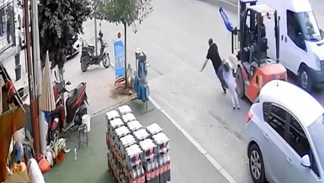 Mevlana Mahallesi'nde korkutan kaza! Ters şeritten gelen forklift baba ve iki çocuğuna çarptı
