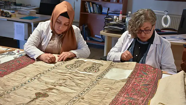 Mevlana'ya ait kıyafetler aslına uygun restore ediliyor