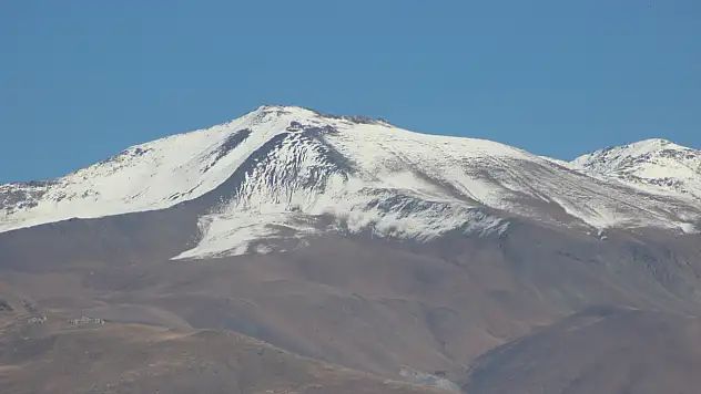 Mevsimin ilk karı yüksek kesimleri beyaza bürüdü