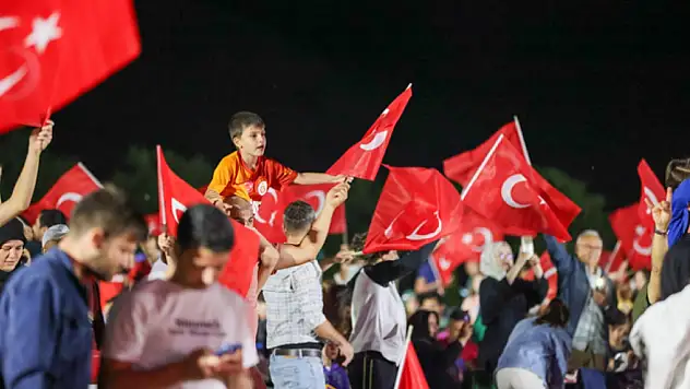 Meydanlarda maç yayınına yasak geldi