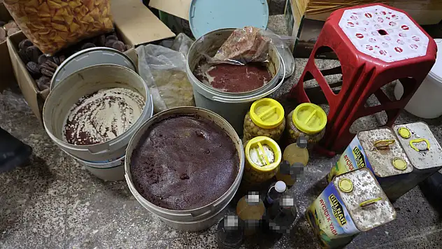 Mide bulandıran görüntüler! Merdiven altı üretimde fareler bulundu