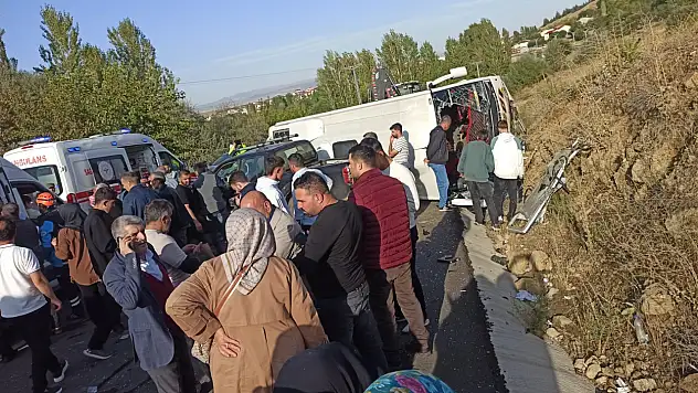 Midibüs ile pikap çarpıştı: Çok sayıda yaralı var