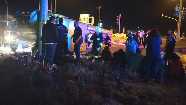 Midibüs ve panelvan çarpıştığı kazada, 24 yaralı