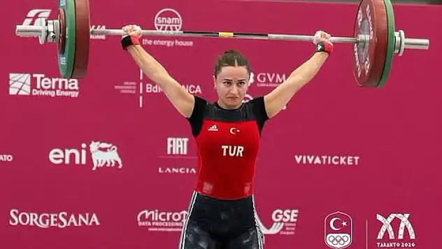 Milli Halterci Aysel Özkan'dan Gümüş Madalya