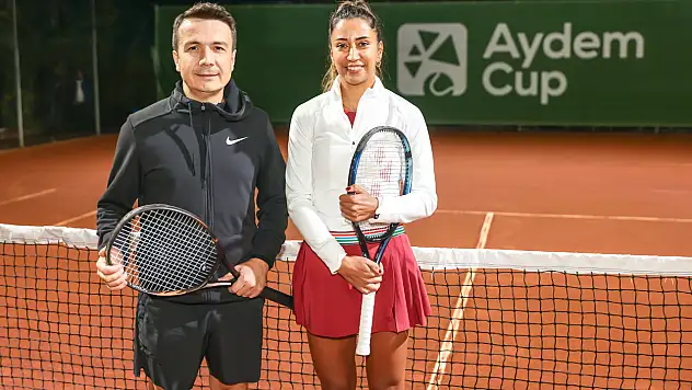 Milli sporcu Çağla Büyükakçay, Aydem Cup'a özel gösteri maçıyla renk kattı