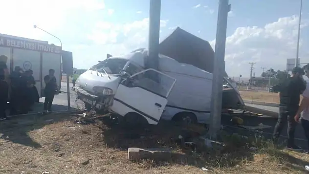 Minibüs ile kamyonet çarpıştı: 5 yaralı