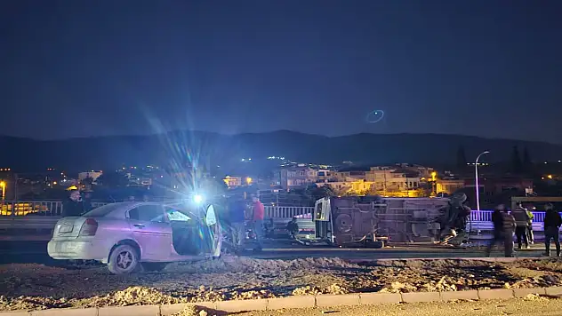 Minibüs ile otomobil çarpıştı: 11 yaralı