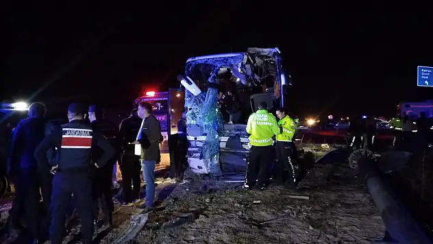 Minibüs ile yolcu otobüsü çarpıştı: 1 ölü, 13 yaralı