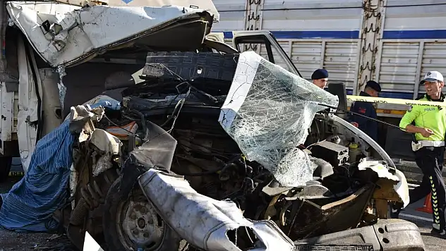 Minibüs park halindeki TIR'a çarptı! 1 ölü, 2 yaralı