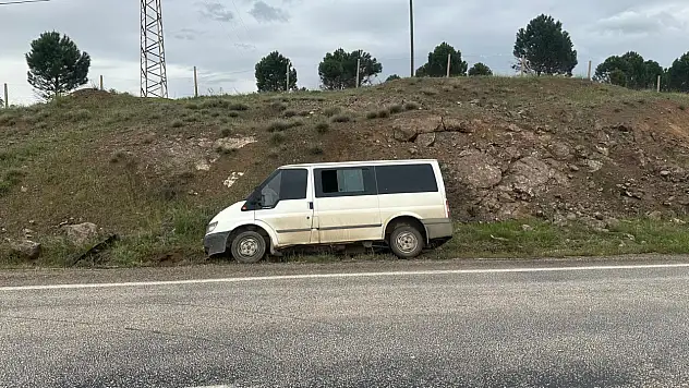 Minibüs şarampole savruldu: 3 yaralı