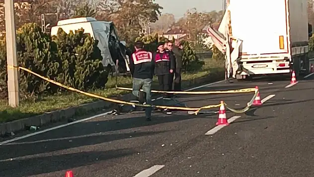 Minibüs TIR'a arkadan çarptı: Oda başkanı hayatını kaybetti