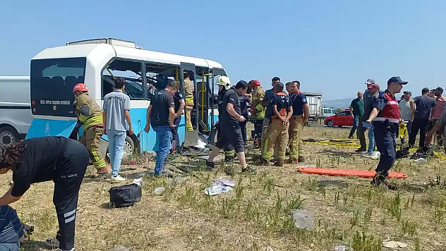 Minibüslerin çarpıştığı feci kazada 1 ölü, çok sayıda yaralı var