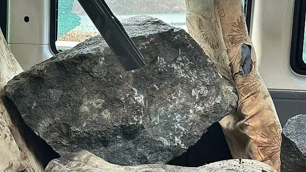 Minibüsün üzerine düşen dev kayalar aracı parçaladı!