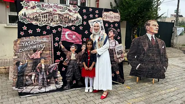 Minik Meryem'den yürekleri ısıtan hareket! Atatürk'ü yağmurdan korudu