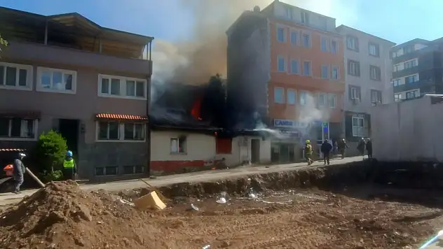 Mirastan kalma ev alevlere teslim oldu!