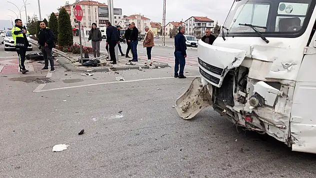 Motosiklet ile okul servisi çarpıştı: Genç sürücü ağır yaralı