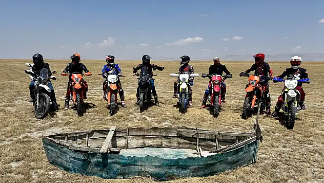 Motosiklet sporcuları kuruyan Akşehir Gölü'nde kuraklığa dikkat çekti