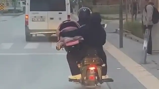 Motosiklet üzerinde tehlikeli yolculuk: Bebeğin hayatını tehlikeye attı