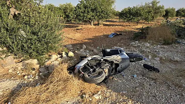 Motosiklete çarpan otomobil tarlaya uçtu: Ölü ve yaralılar var!