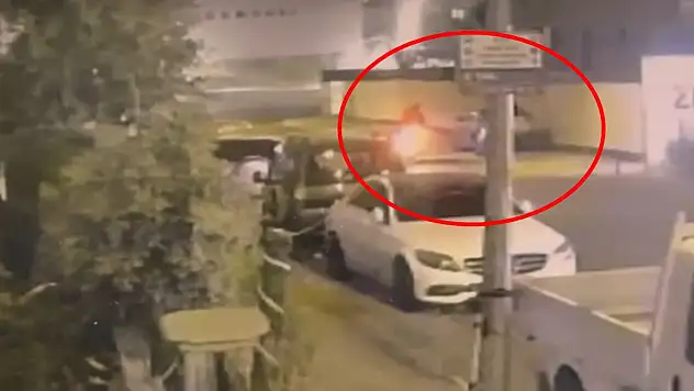 Motosikletli 2 kişi otomobili böyle ateşe verdi! Alevlerden son anda kurtuldu