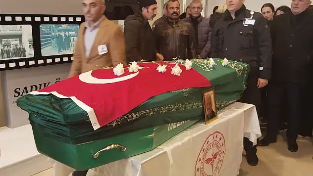 Muayene sırasında kalp krizi geçiren doktor yaşamını yitirdi