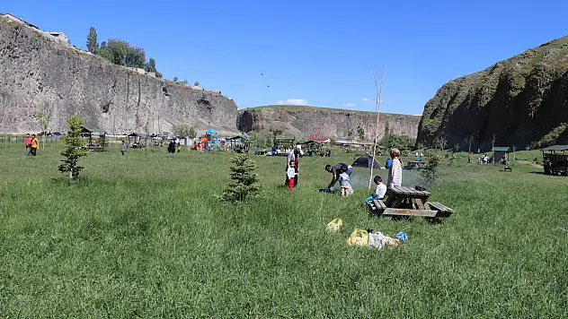 Murat Kanyonu'nda baharın renkleri, doğaseverleri kendine hayran bırakıyor