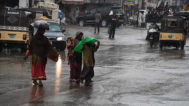 Muson yağışları can almaya devam ediyor: Ölü sayısı 785'e yükseldi!