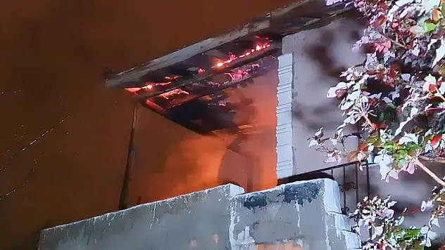 Müstakil evin çatı katındaki yangın paniğe neden odu!