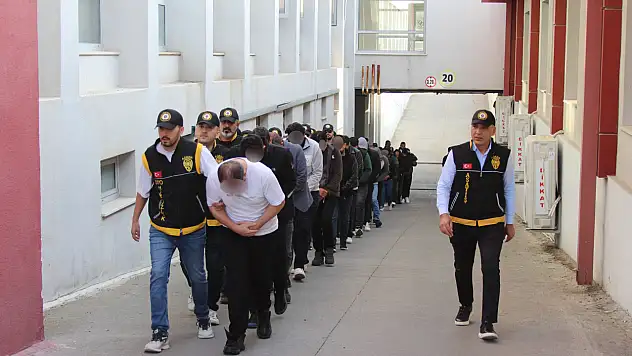 Müteahhitleri ağlarına düşürdüler, 19 milyon lira vurgun yaptılar