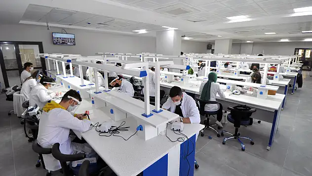 NEÜ diş hekimliği fakültesi kalitesini belgeyle taçlandırdı