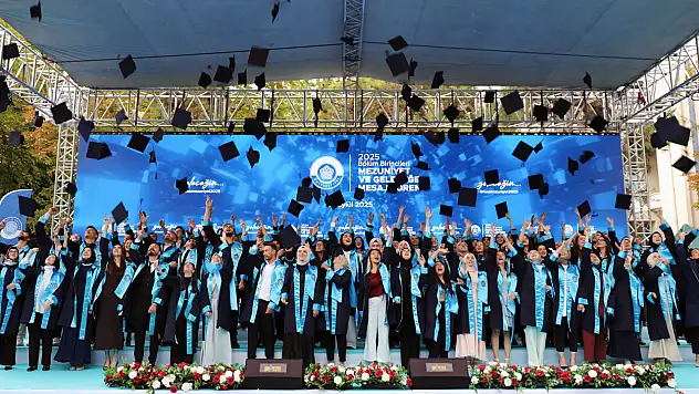 NEÜ' öğrencileri, 'Bölüm Birincileri Mezuniyet ve Geleceğe Mesaj Töreni'nde bir araya geldi!'