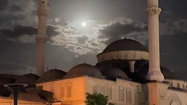 O şehirdeki dolunay manzarası görenleri mest etti