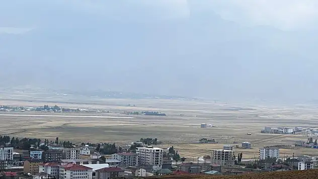 O şehrin dağlarını toz bulutu kapladı