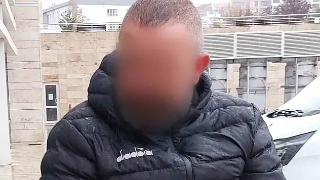 Oğlunu bıçakla yaralayan kişiyi bıçakladı