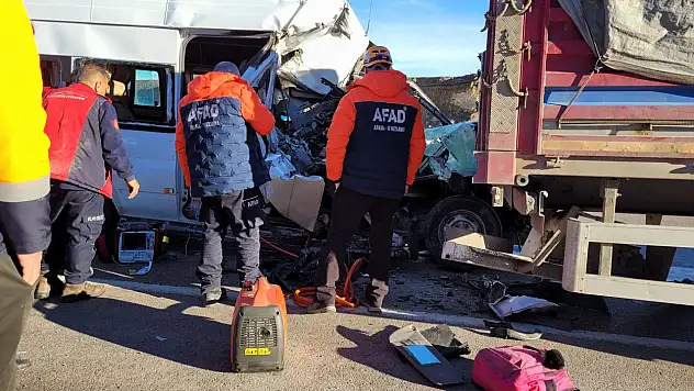 Öğrenci servisi TIR'a çarptı: 1 ölü, 7 yaralı
