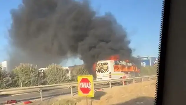 Öğrenci servisinin çarptığı motosikletli feci şekilde can verdi