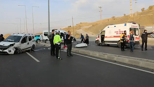 Öğrencileri taşıyan servis kaza yaptı: Ortalığın savaş alanına döndüğü kaza çok sayıda yaralı var!
