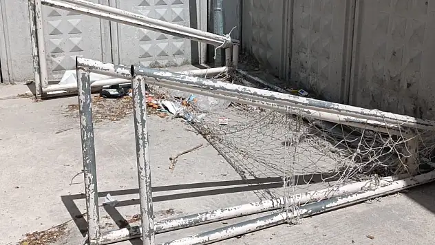 Okul bahçesinde facia: 4 yaşındaki Ediz'in üzerine kale direği devrildi