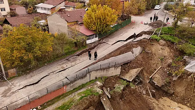 Okul inşaatı yanındaki tehlike havadan görüntülendi
