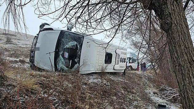 Okul yolunda korku dolu anlar: Servis yan yattı, 15 yaralı