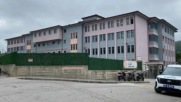 Okulun 4'üncü Katından düşen liseli ağır yaralandı