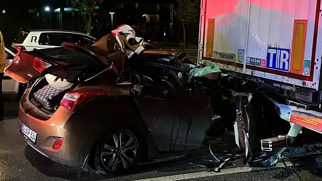 Olayın adresi Konya: Hızını alamayan otomobil TIR'a ok gibi saplandı! 2 yaralı