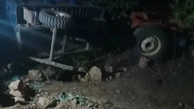 Olayın adresi Konya: Park etmeye çalıştığı traktörü devirdi!