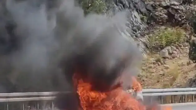 Olayın Konya… Çekici üstündeki araç, alevlere teslim oldu!