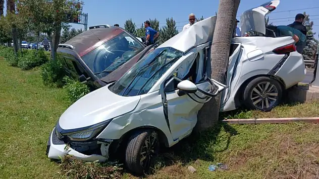Önce 3 araca, ardından göreve giden sivil polis aracına çarptı