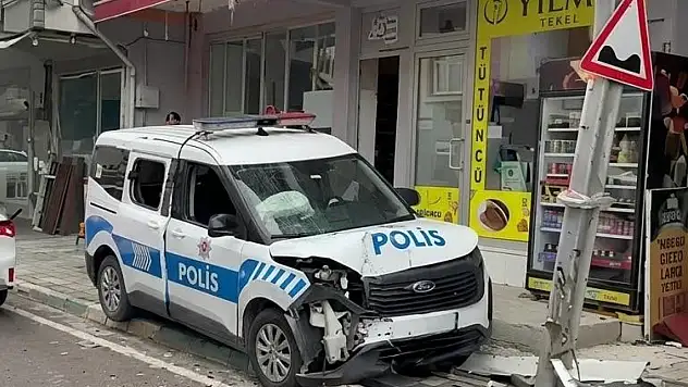 Önce 65 yaşındaki kadını darp etti, sonra polis otosunu kaza yaptırdı
