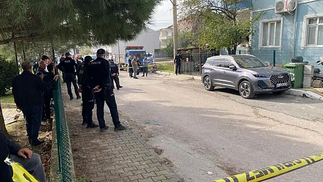 Önce eşini bıçakla öldürdü, sonra kendi canına kıymaya çalıştı